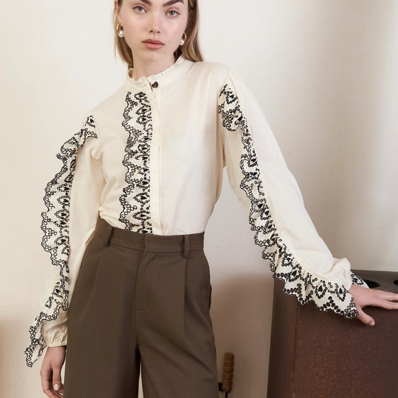 Jovonna London Elegant Cream Blouse with Black Lace Accents Size Small - Picture 1 of 5